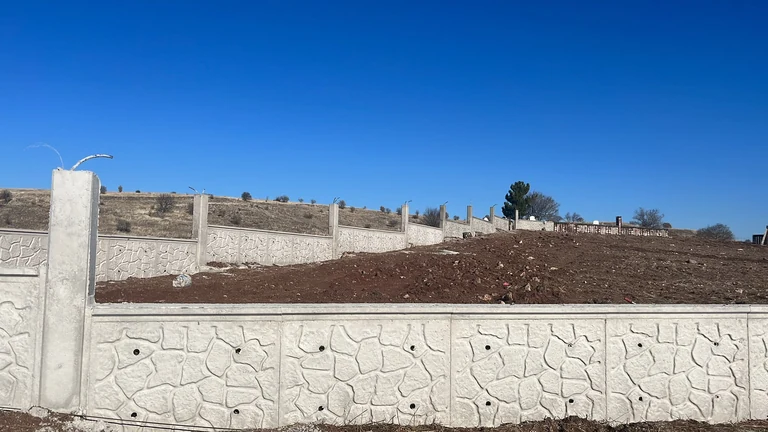 Arazi boyunca tamamlanan beton bahçe duvarı